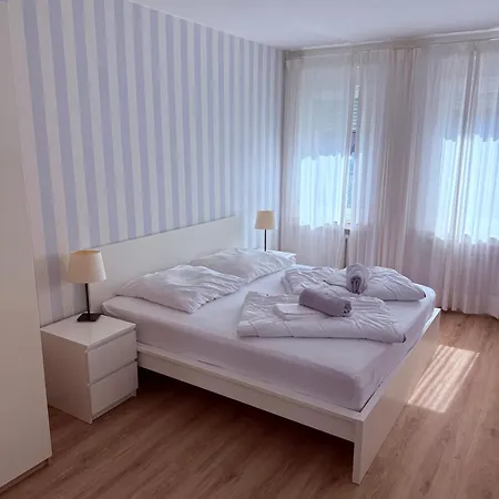 120 Qm -3 Schlafzimmer-2 Baeder- Fuer 7 Gaeste Düsseldorf